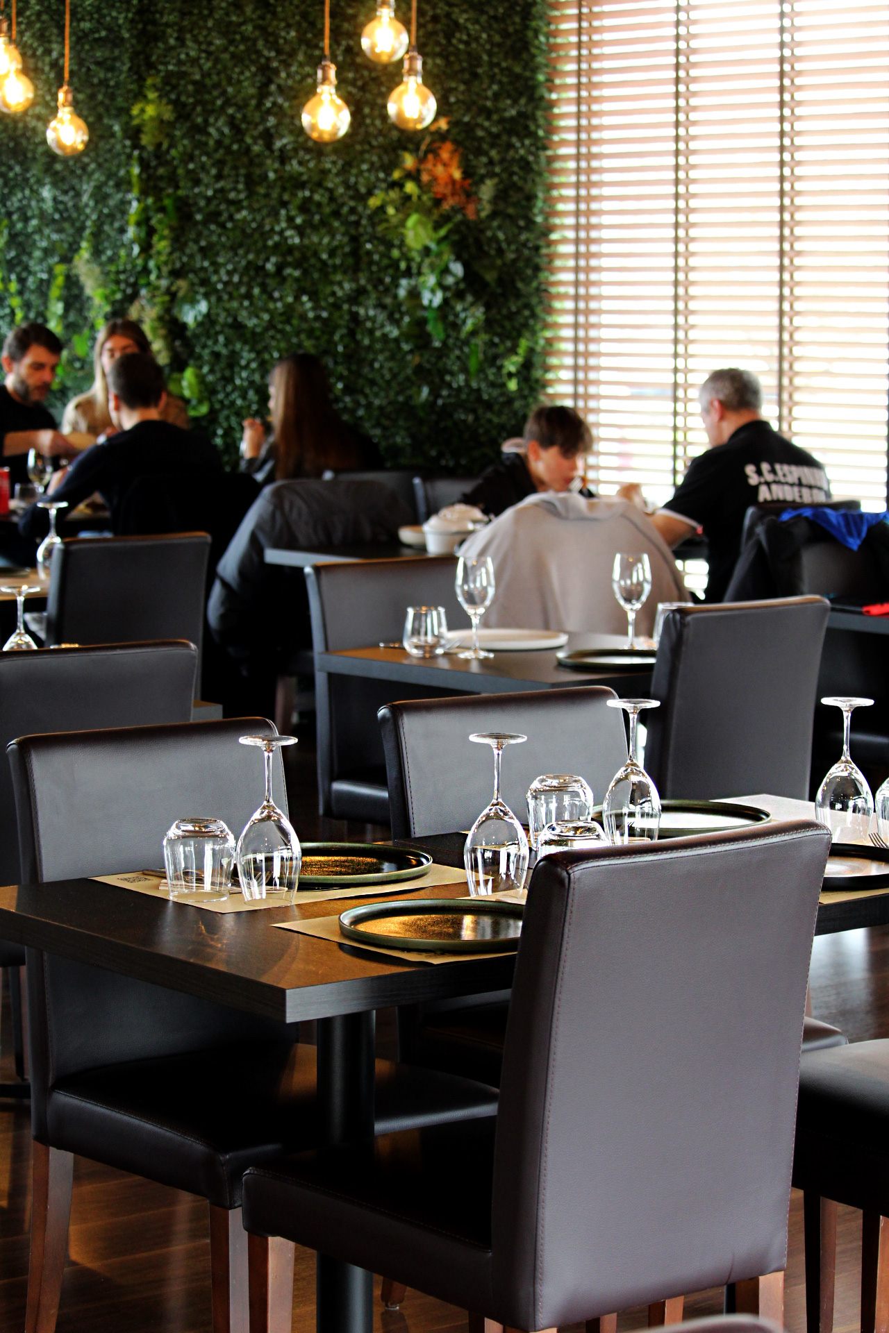 Sala do restaurante com parede verde e luz quente